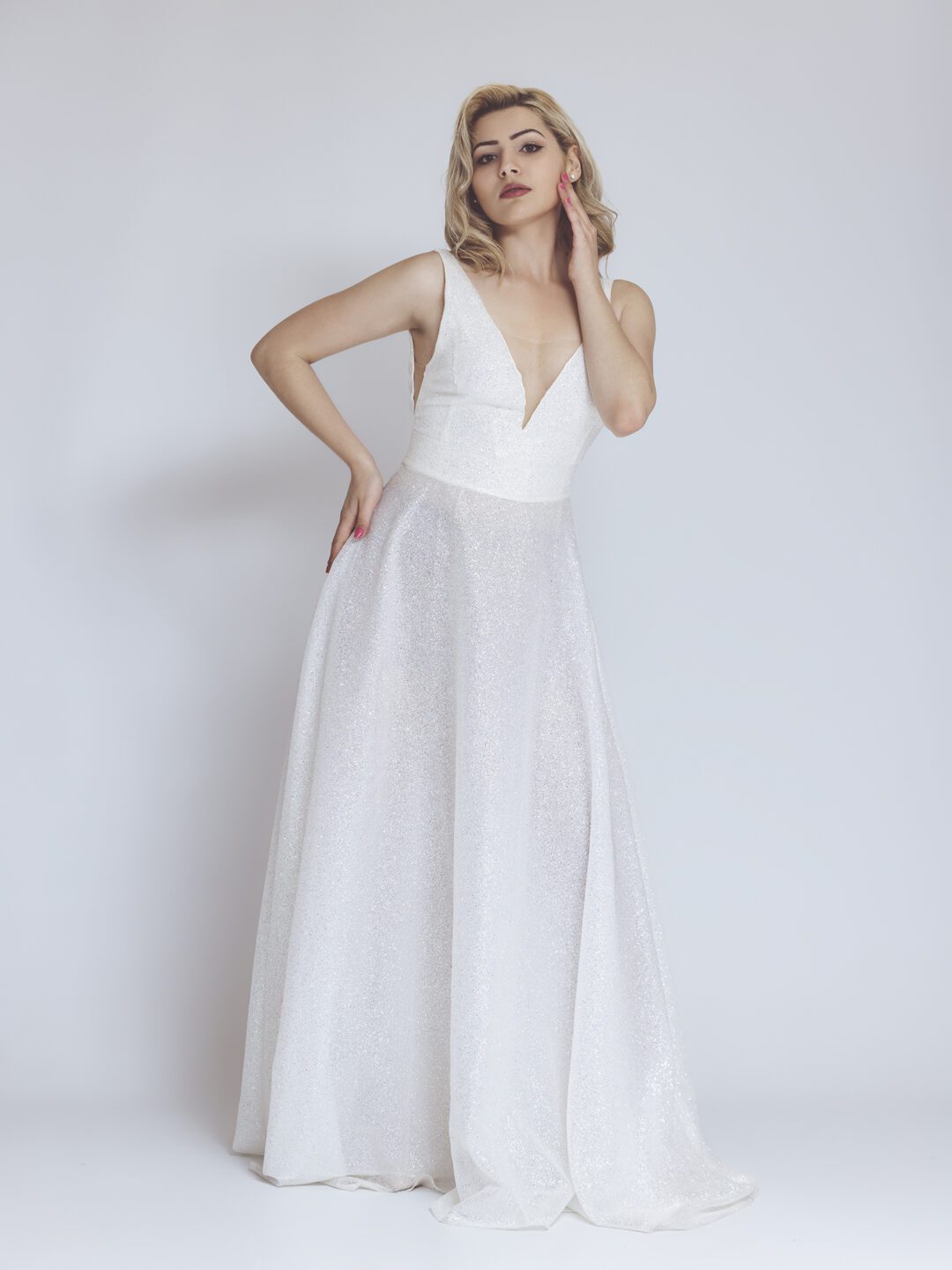 Πολυτελές νυφικό με έξω πλάτη και φιόγκο