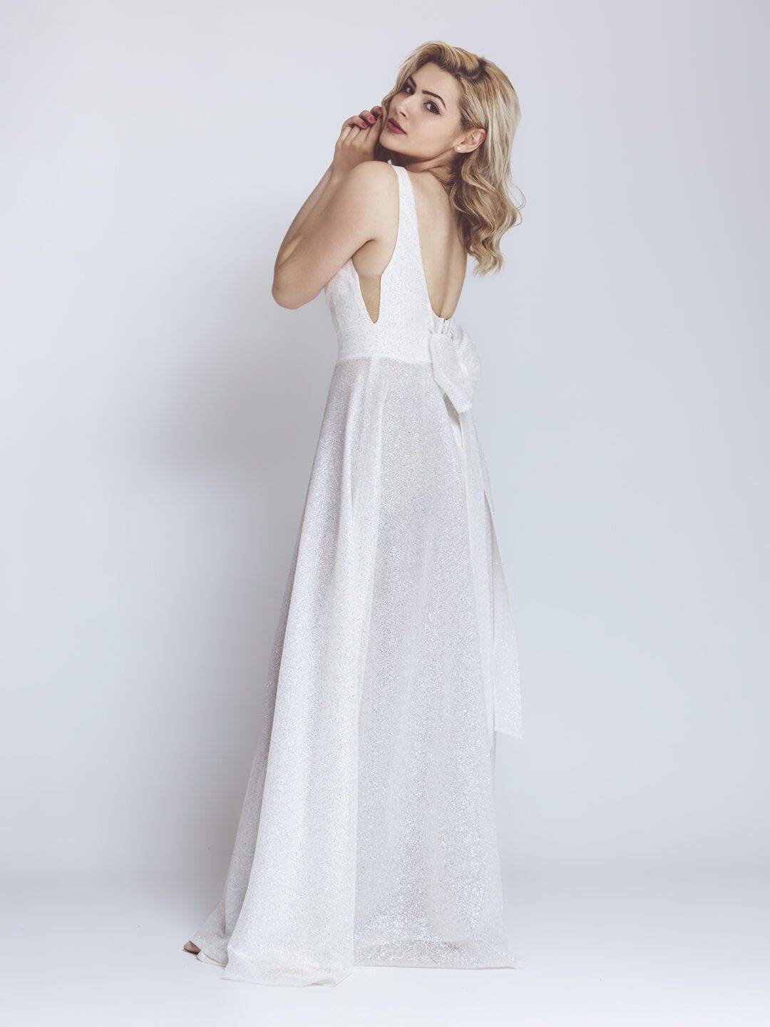 2E1A9924hret Πολυτελές νυφικό με έξω πλάτη και φιόγκο