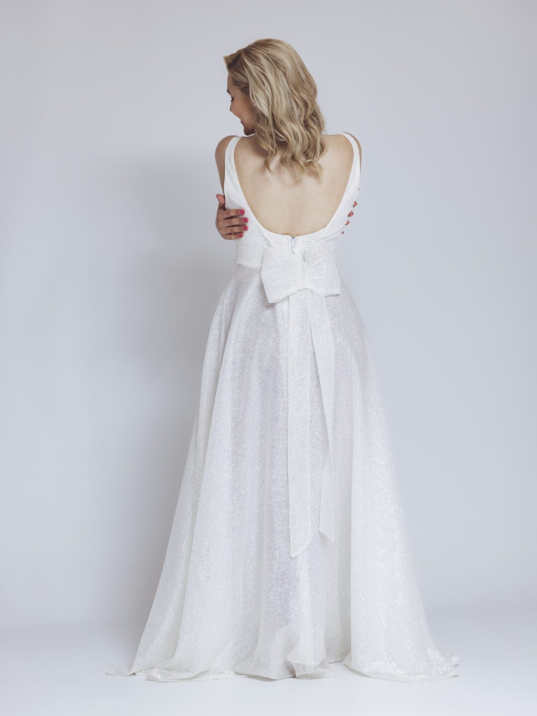 Πολυτελές νυφικό με έξω πλάτη και φιόγκο