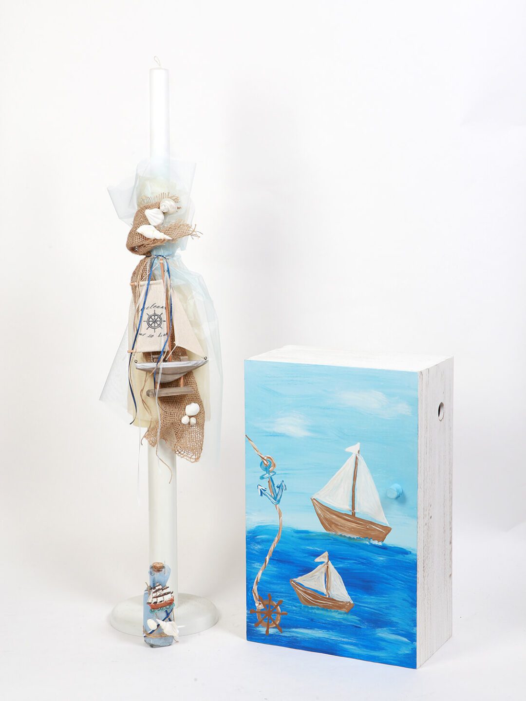 Ντουλάπα ξύλινη αντικέ με ναυτικό θέμα