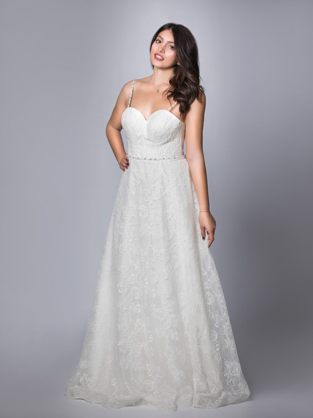 Νυφικό από γαλλική δαντέλα και swarovski