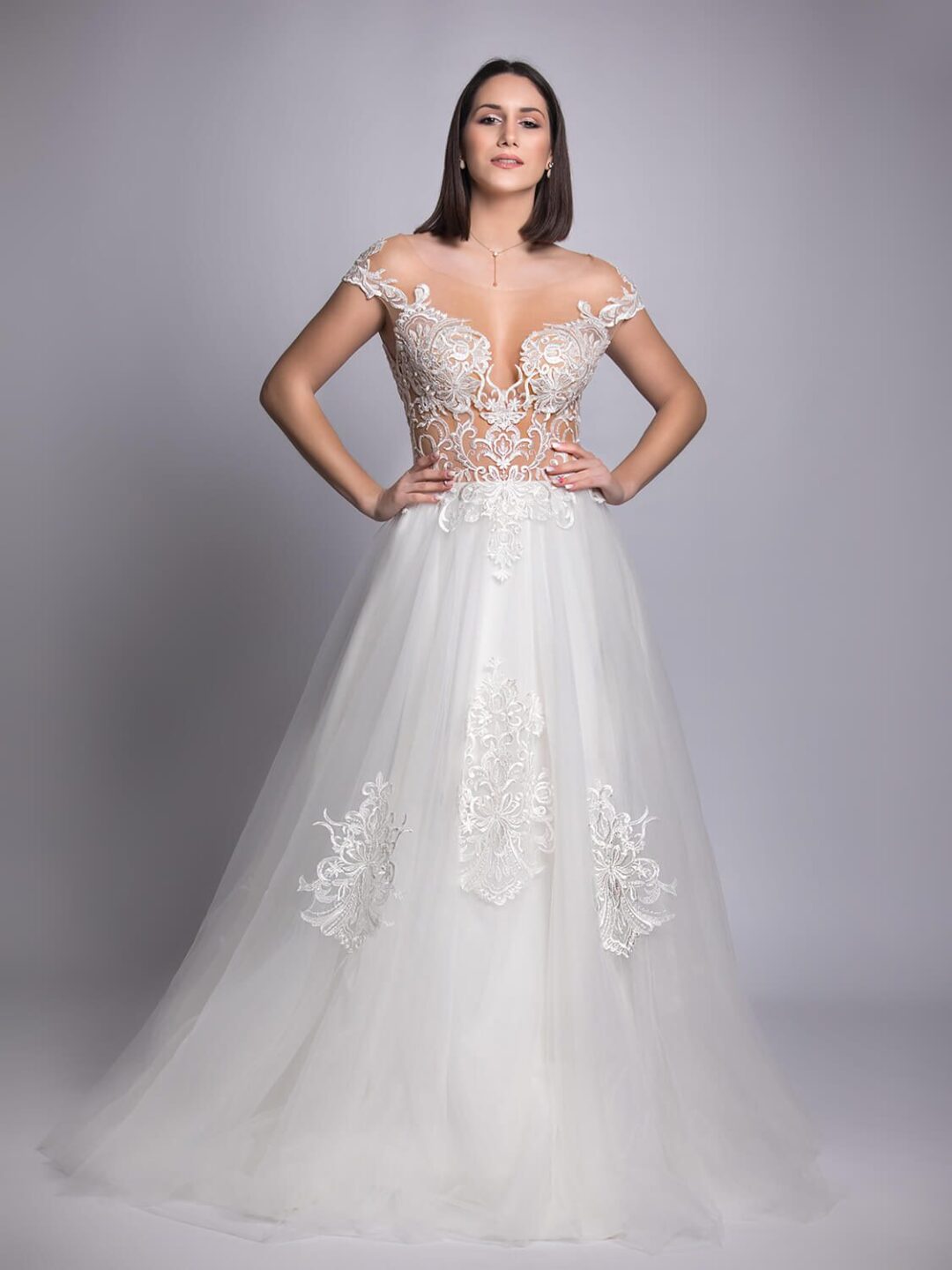 Ρομαντικό νυφικό με διαφανές κεντημένο μπούστο