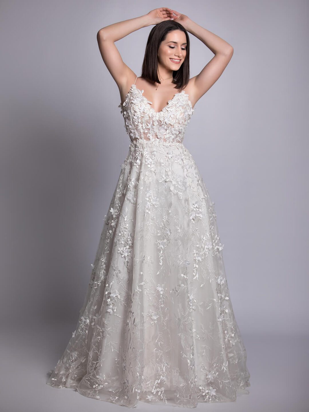 Νυφικό ρομαντικό από γαλλική δαντέλα κεντημένη με 3D μεταξωτά λουλούδια