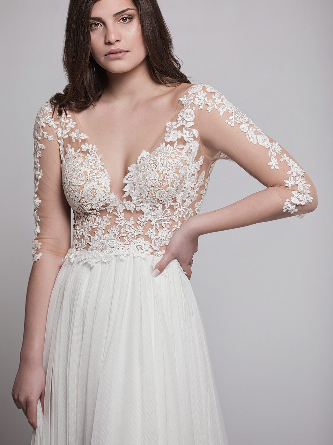 Υπέροχο νυφικό από γαλλικό τούλι σε άλφα γραμμή