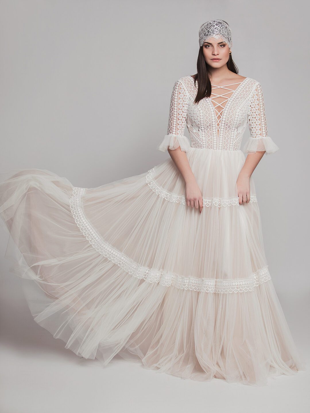 boho chic νυφικό από μεταξωτό γαλλικό τούλι, κεντημένο με βαμβακερή κιπούρ δαντέλα, με tattoo effect