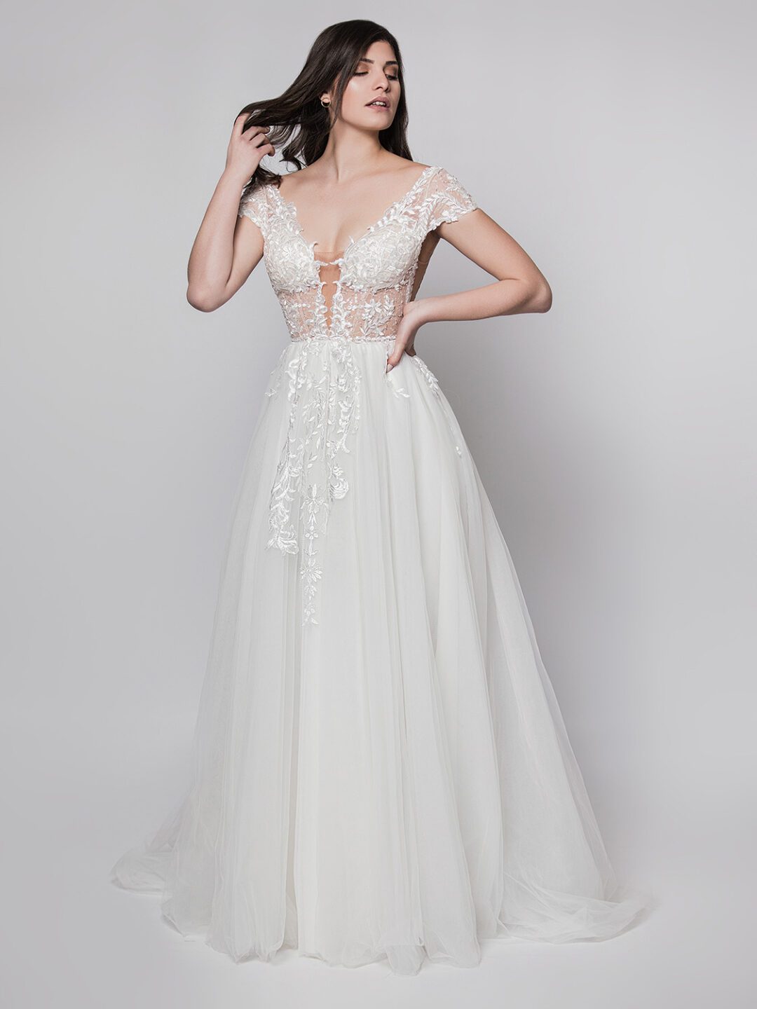 Νυφικό από γαλλικό τούλι σε άλφα γραμμή σε χρώμα off white