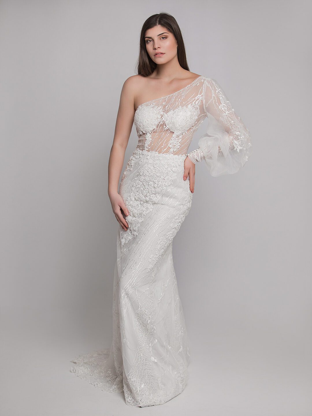 Εντυπωσιακό αρχαιοελληνικό νυφικό με ένα μανίκι σε στενή γραμμή σε χρώμα off white