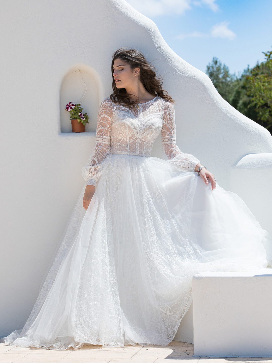 Ολοκέντητο νυφικό από γαλλικό τούλι κεντημένο από γαλλική χειροποίητη δαντέλα