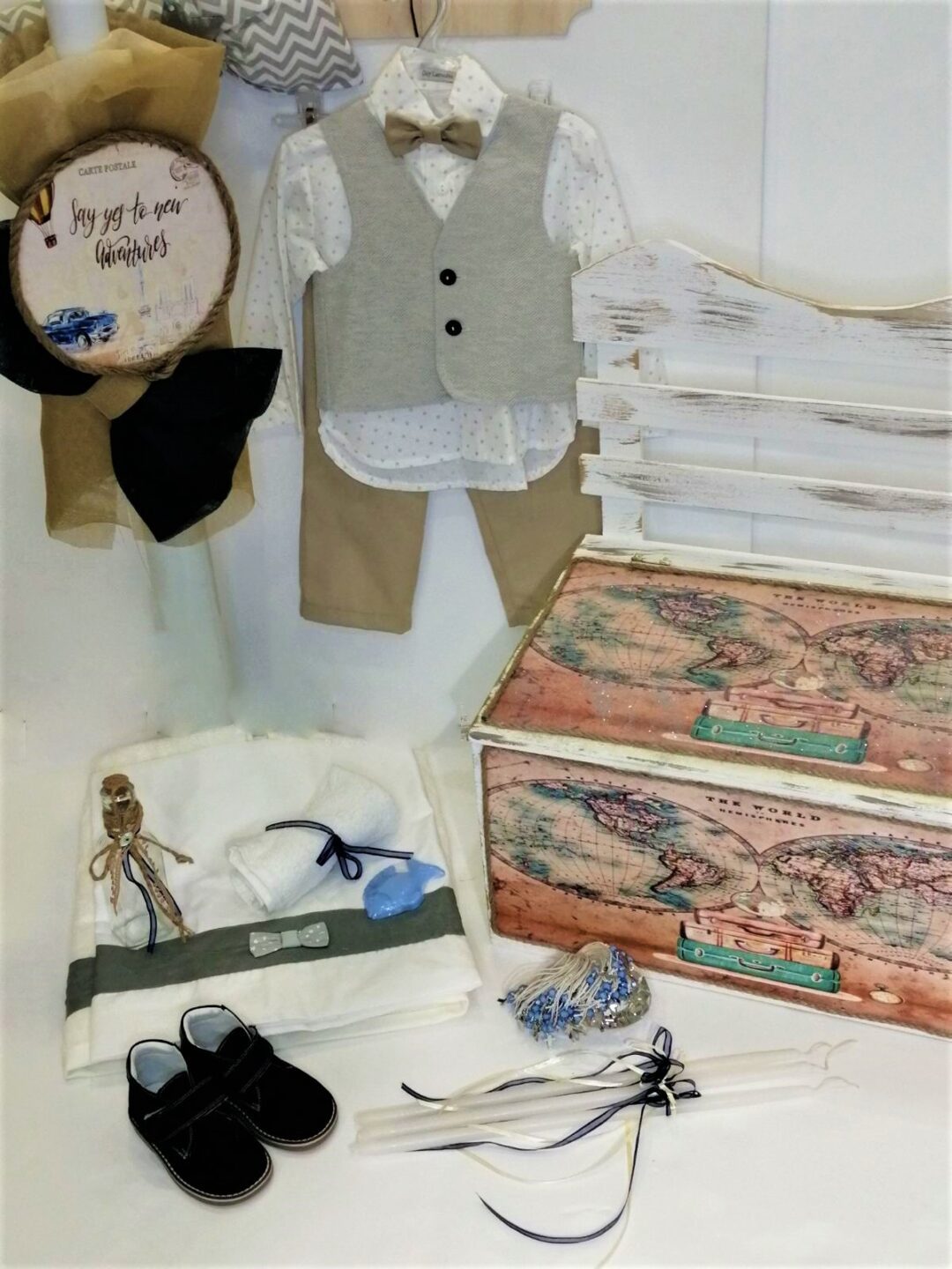 31843200912 Πλήρες σετ βάπτισης για αγόρι με θέμα ταξίδια, συνδυασμένο με ρούχο και παπούτσι