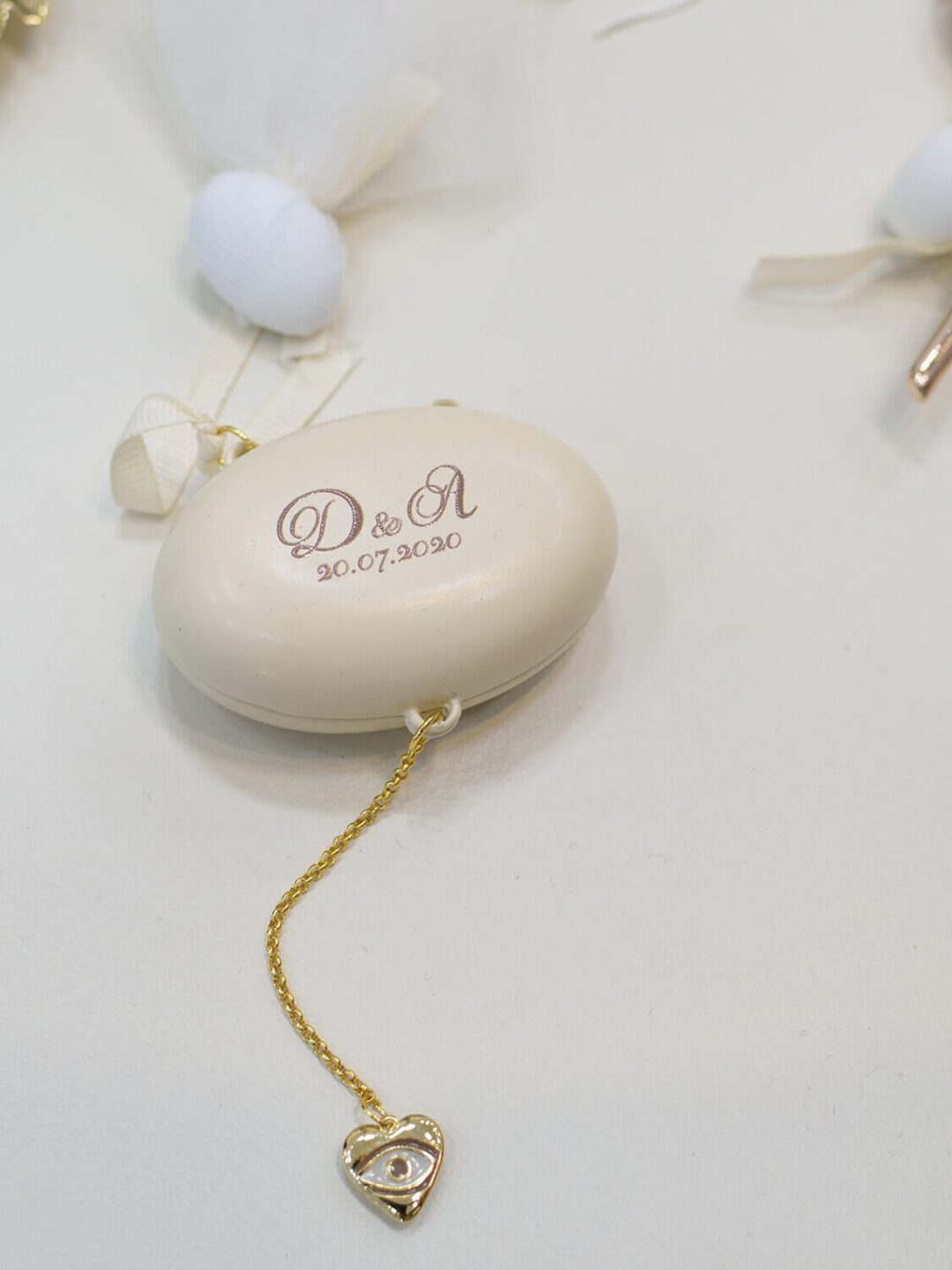 Μπομπονιέρα κουτάκι με χρυσό γούρι ματάκι καρδούλα