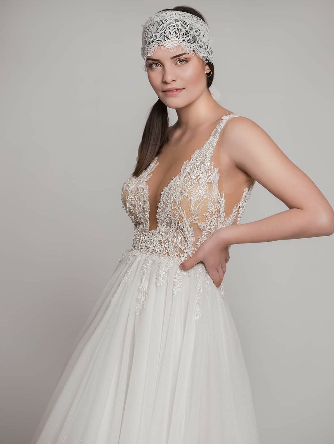 20201112_220308 Εξώπλατο Ρομαντικό νυφικό σε Άλφα γραμμή με εντυπωσιακό δαντελένιο μπούστο