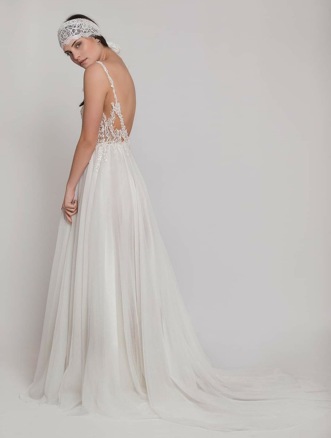 20201112_220323 Εξώπλατο Ρομαντικό νυφικό σε Άλφα γραμμή με εντυπωσιακό δαντελένιο μπούστο