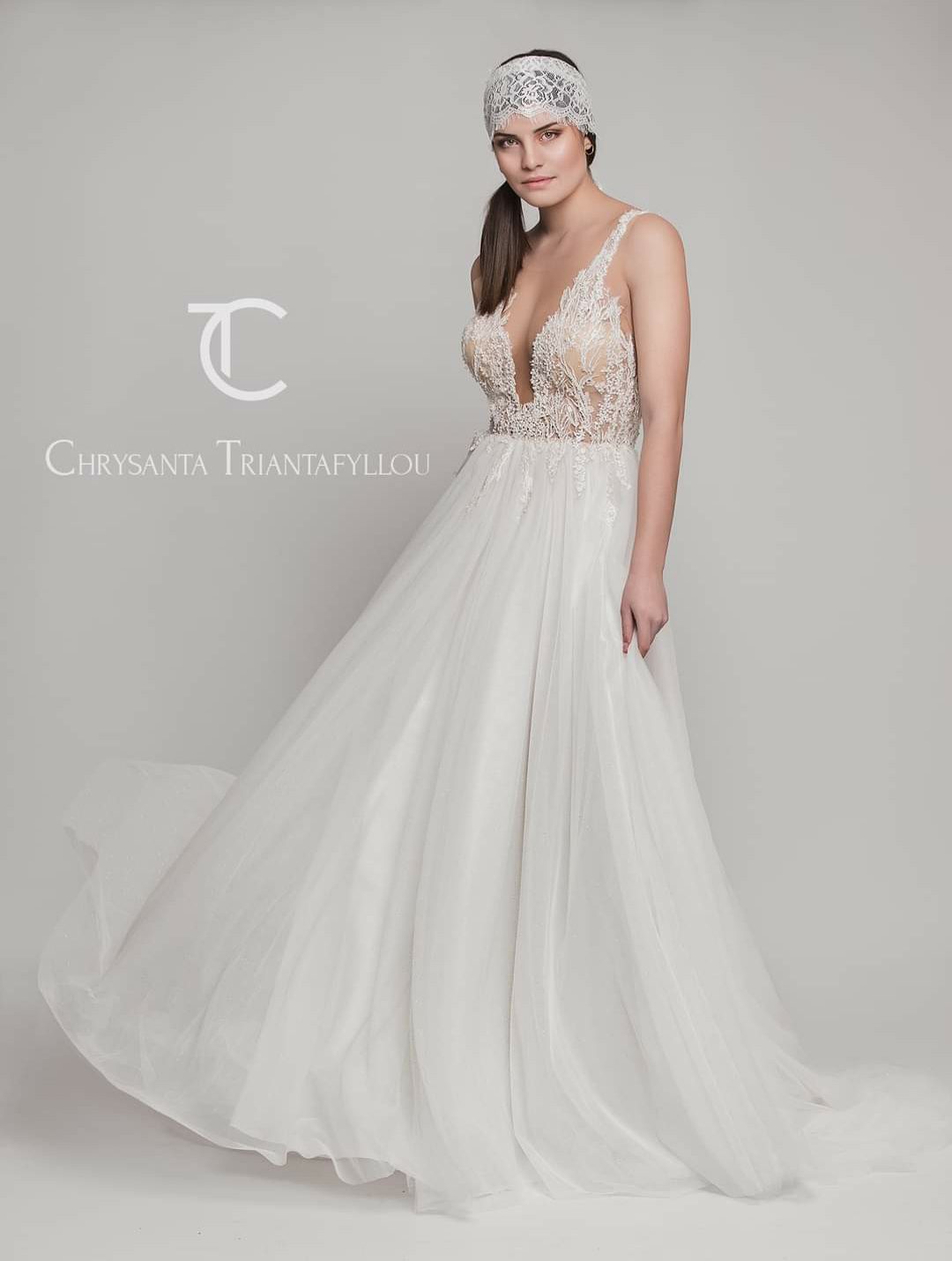 Εξώπλατο Ρομαντικό νυφικό σε Άλφα γραμμή με εντυπωσιακό δαντελένιο μπούστο