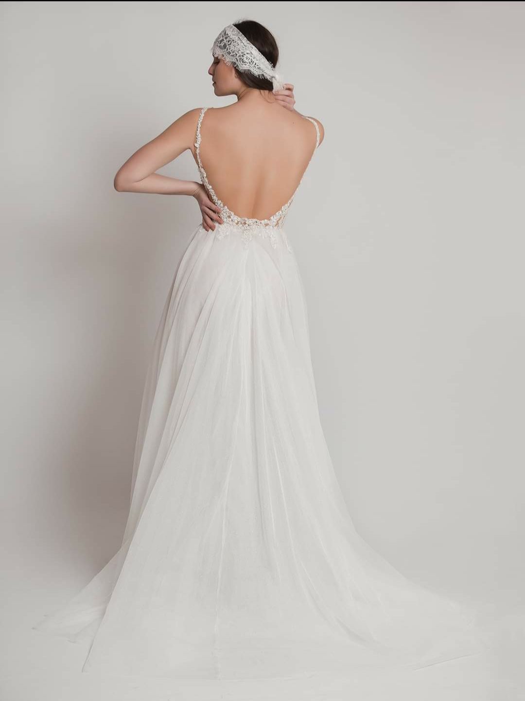 Εξώπλατο Ρομαντικό νυφικό σε Άλφα γραμμή με εντυπωσιακό δαντελένιο μπούστο