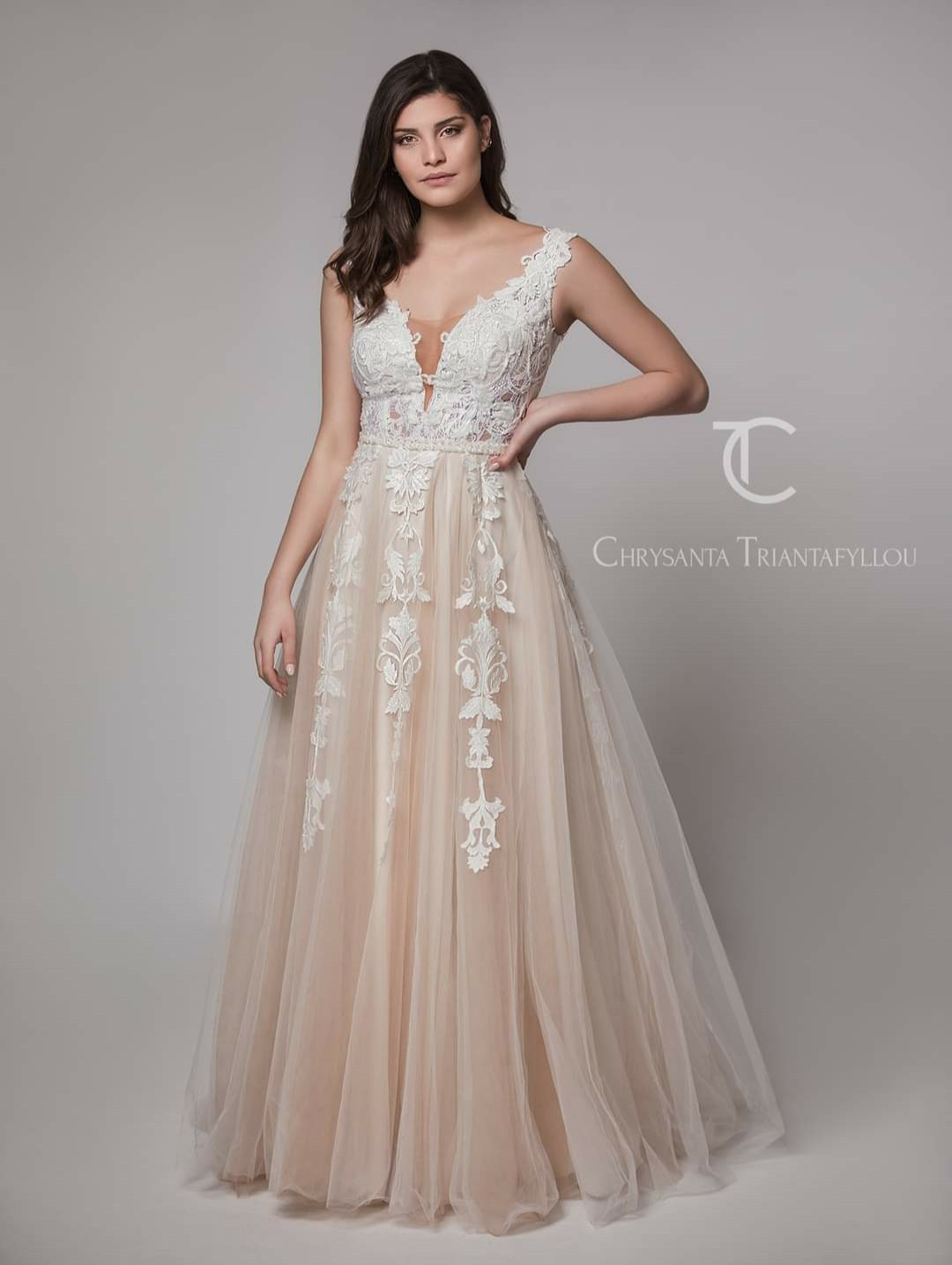 Ρομαντικό νυφικό με nude φούστα και μπούστο από λευκή δαντέλα