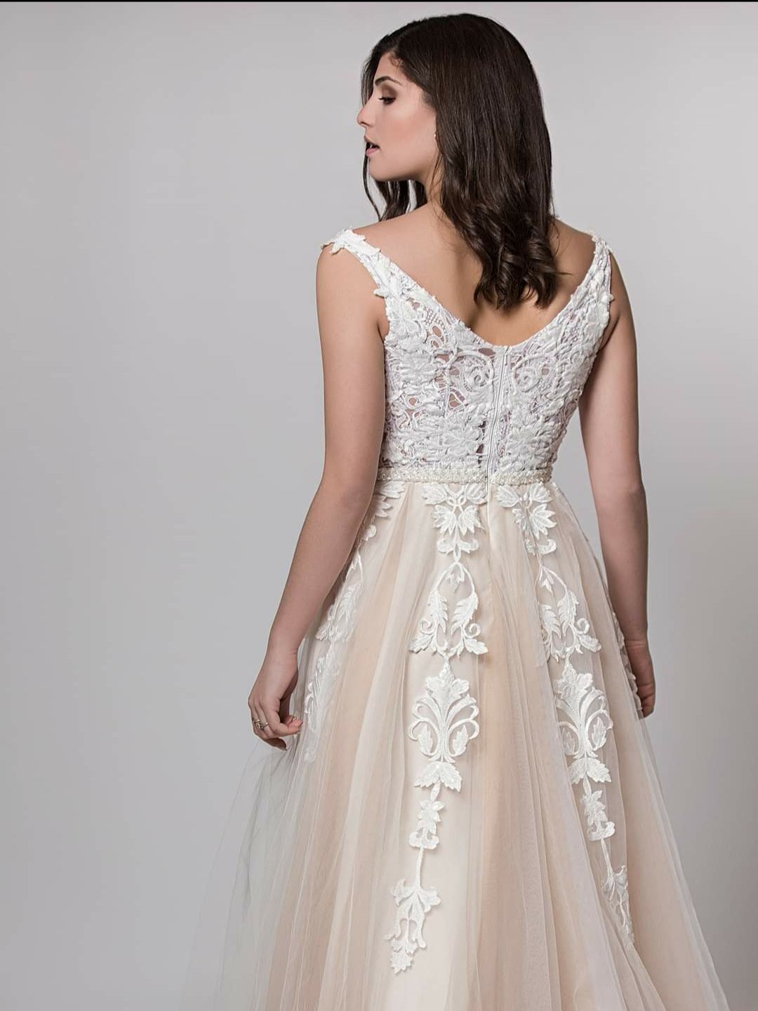 Ρομαντικό νυφικό με nude φούστα και μπούστο από λευκή δαντέλα