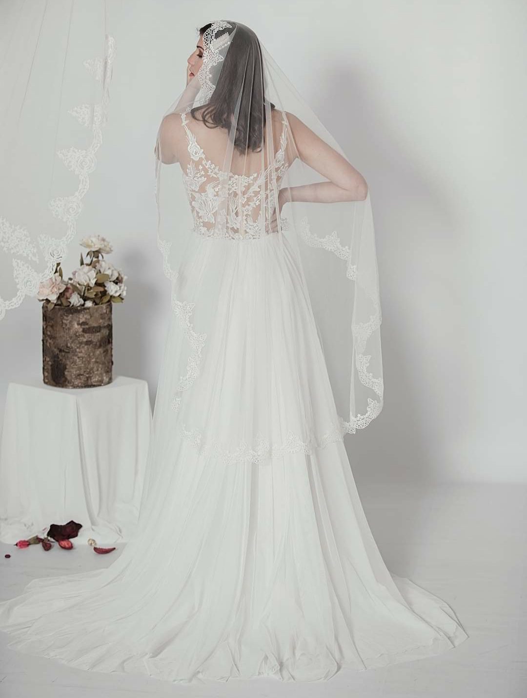 Ρομαντικό νυφικό με μεταξωτό τούλι στη φούστα και μπουστο κεντρημένο με γαλλική δαντέλα, μακριά ουρά