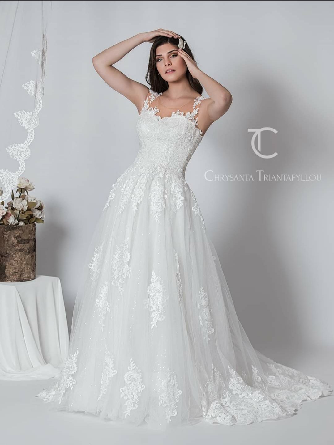 Ρομαντικό νυφικό σε Άλφα γραμμή, με φούστα από μεταξωτό τούλι και απλικαρισμένη γαλλική δαντέλα. Εντυπωσιακό δαντελένιο μπούστο στράπλες