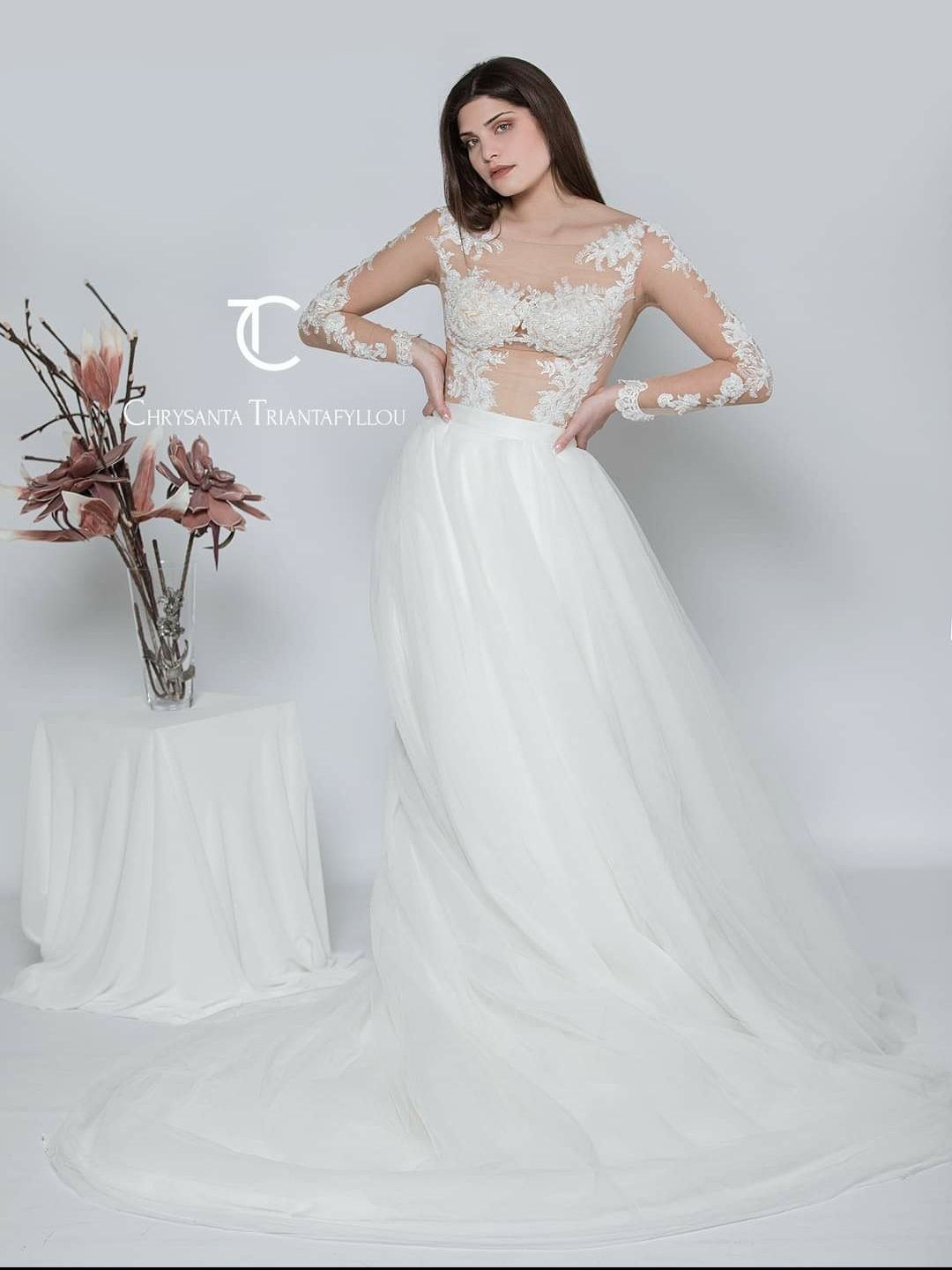 Εντυπωσιακό νυφικό σε Άλφα γραμμή με εντυπωσιακό μπούστο με tatoo effect