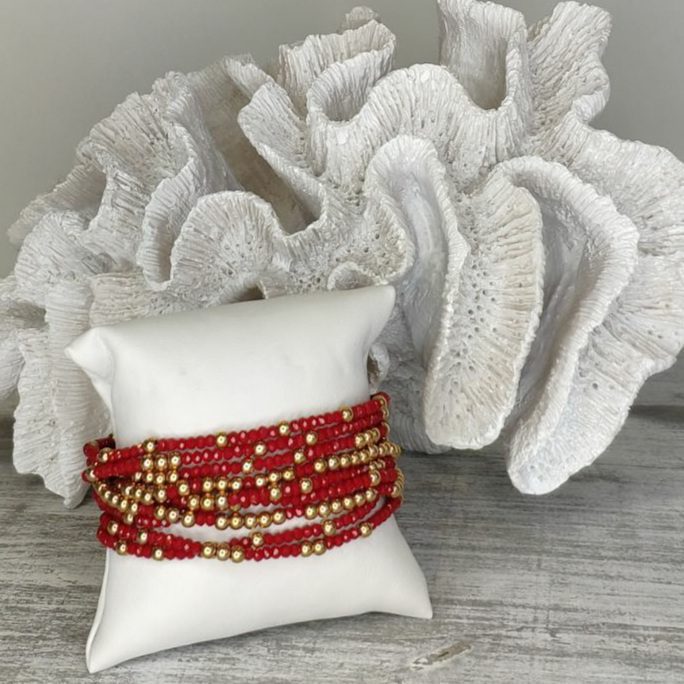 Βραχιόλι με πολλές σειρές και χάντρες επίχρυσες και jade ρουμπινί . Μήκος 18εκ.