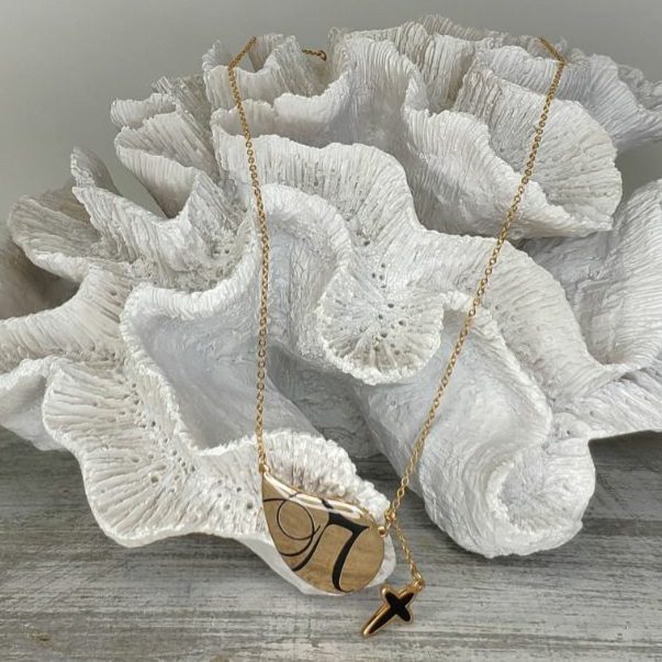 Μενταγιόν με σταυρουδάκι και χρυσή σταγόνα με καλλιτεχνικό μονόγραμμα ονόματος με μαύρο σμάλτο