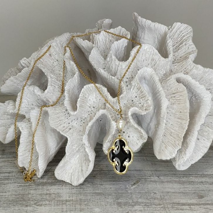 Σταυρός με μαργαριτάρια και σταυρό από μαύρο σμάλτο