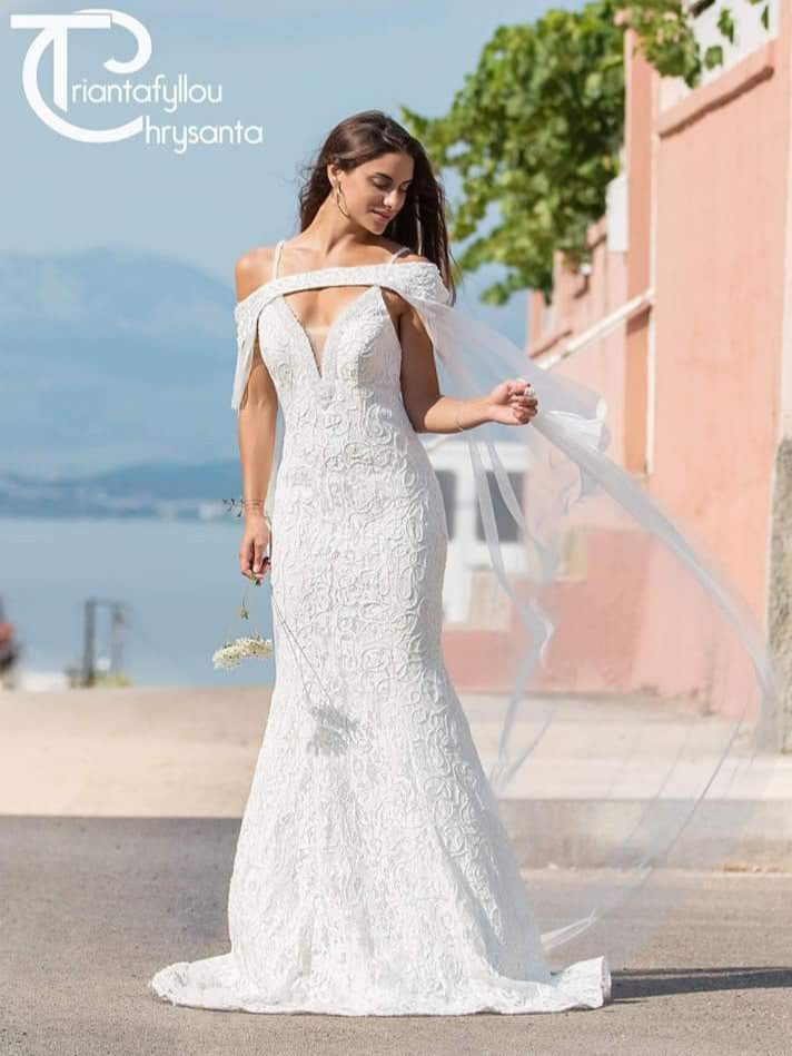 Γοργονέ νυφικό με γαλλική δαντέλα, κεντημένη με ασημί κλωστή και θηλυκή ανοιχτή πλάτη