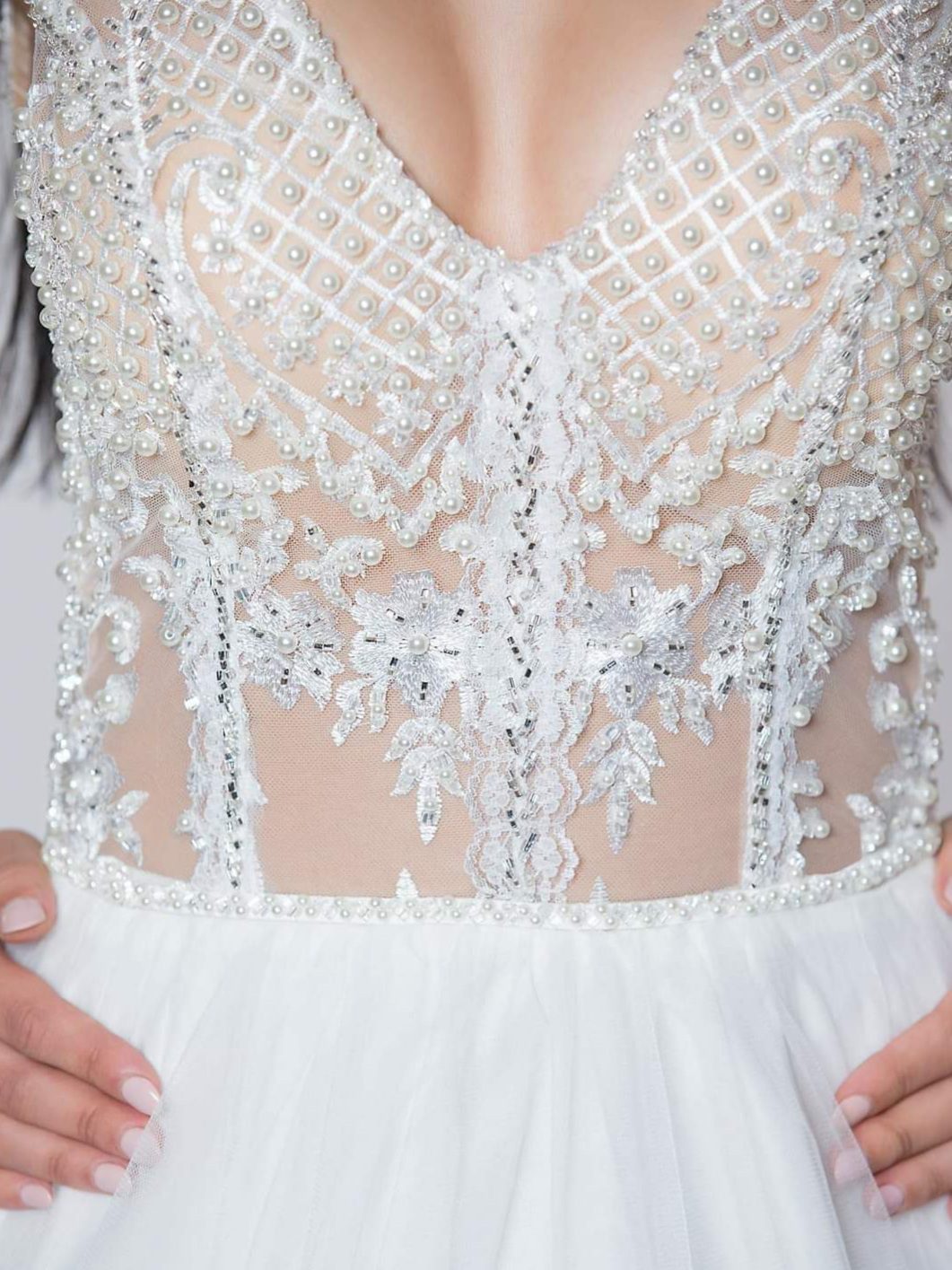 20210126_192521 Εντυπωσιακό νυφικό με ολοκέντητο μπούστο με πέρλες και swarovski, με διαφάνεια soleil και ανοιχτή πλάτη. Φούστα από μεταξωτό τούλι.
