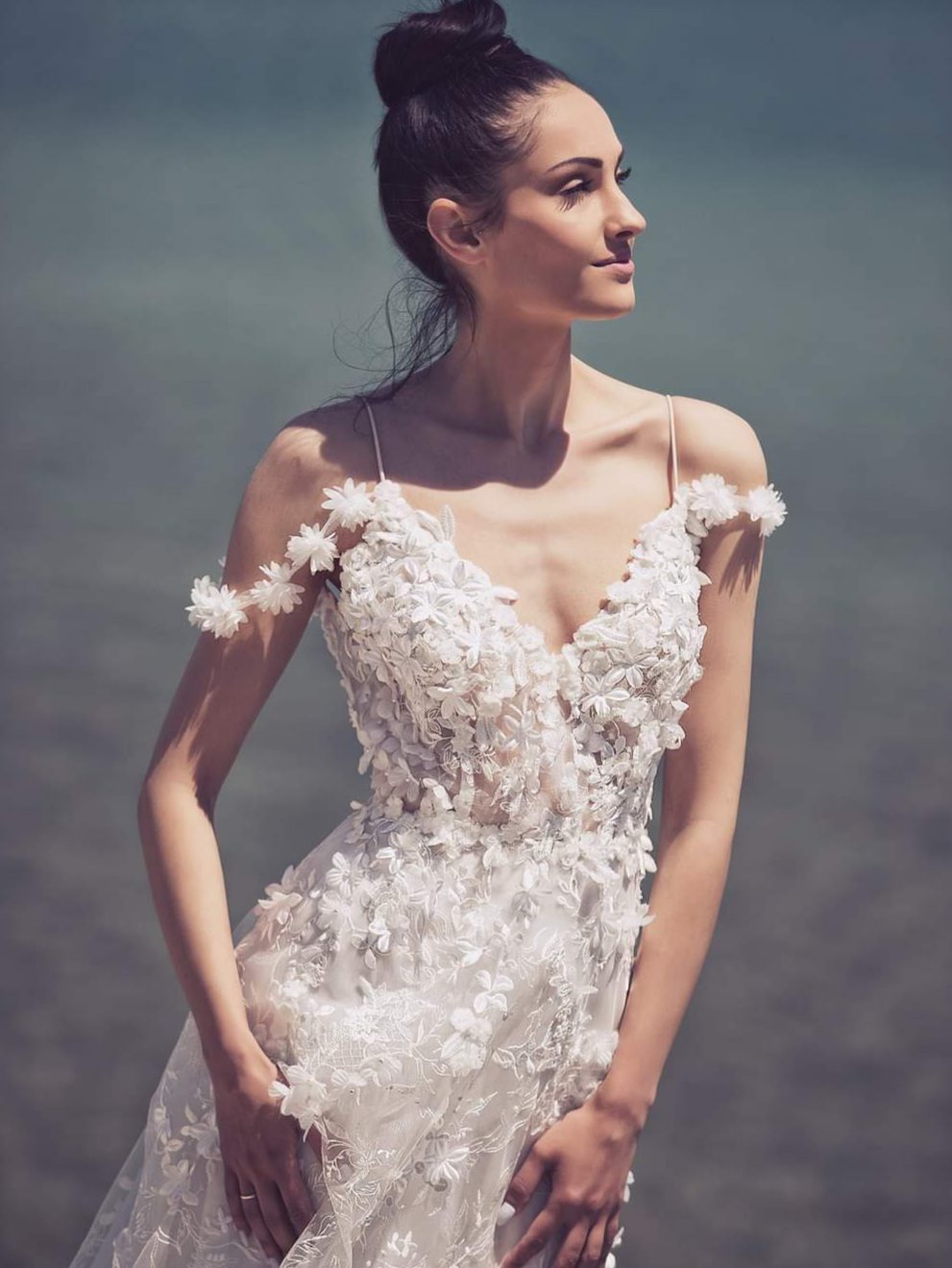 20210126_192544 Ρομαντικό νυφικό σε Άλφα γραμμή ολοκέντητο με μεταξωτά λουλούδια