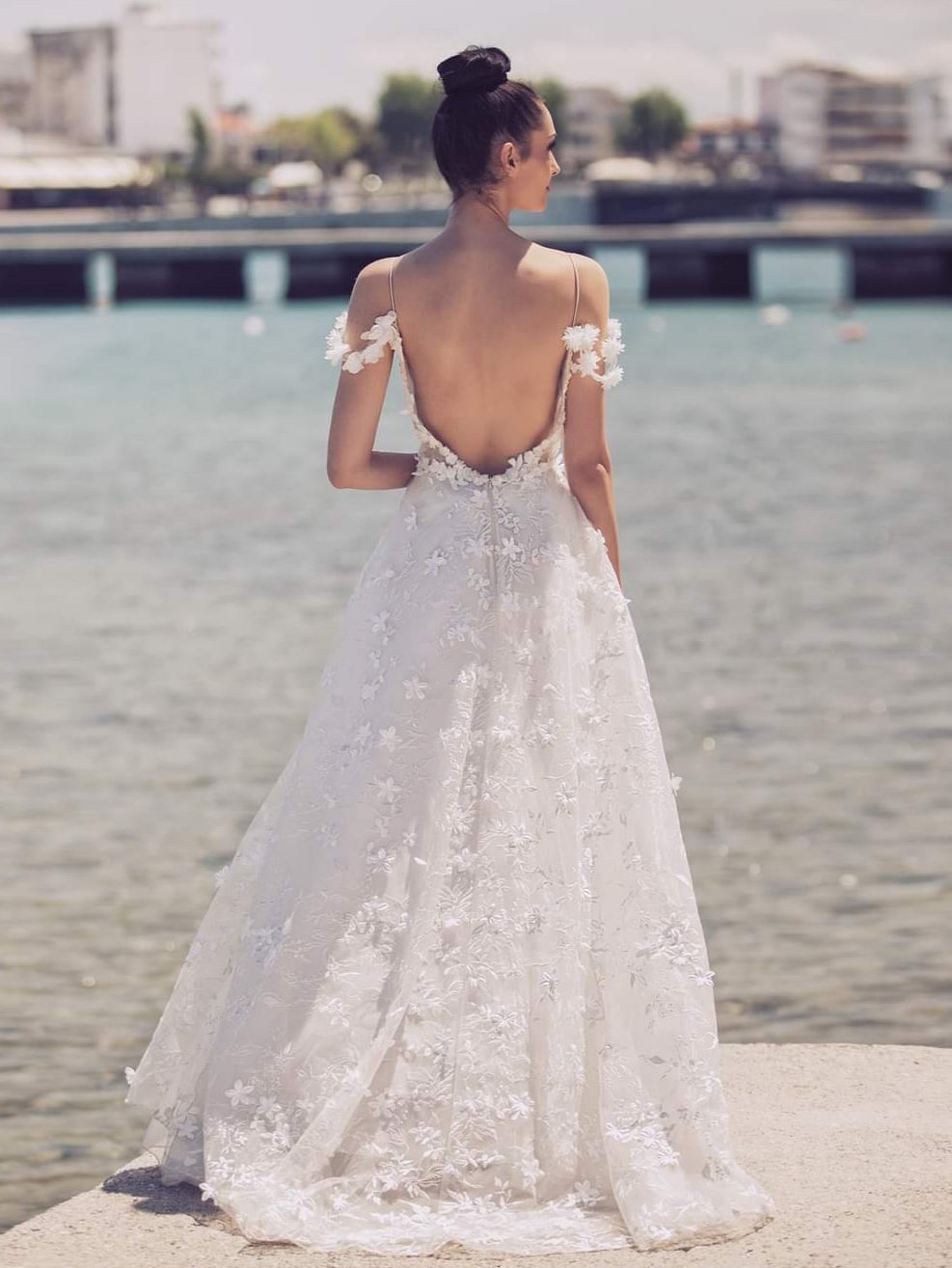 Ρομαντικό νυφικό σε Άλφα γραμμή ολοκέντητο με μεταξωτά λουλούδια