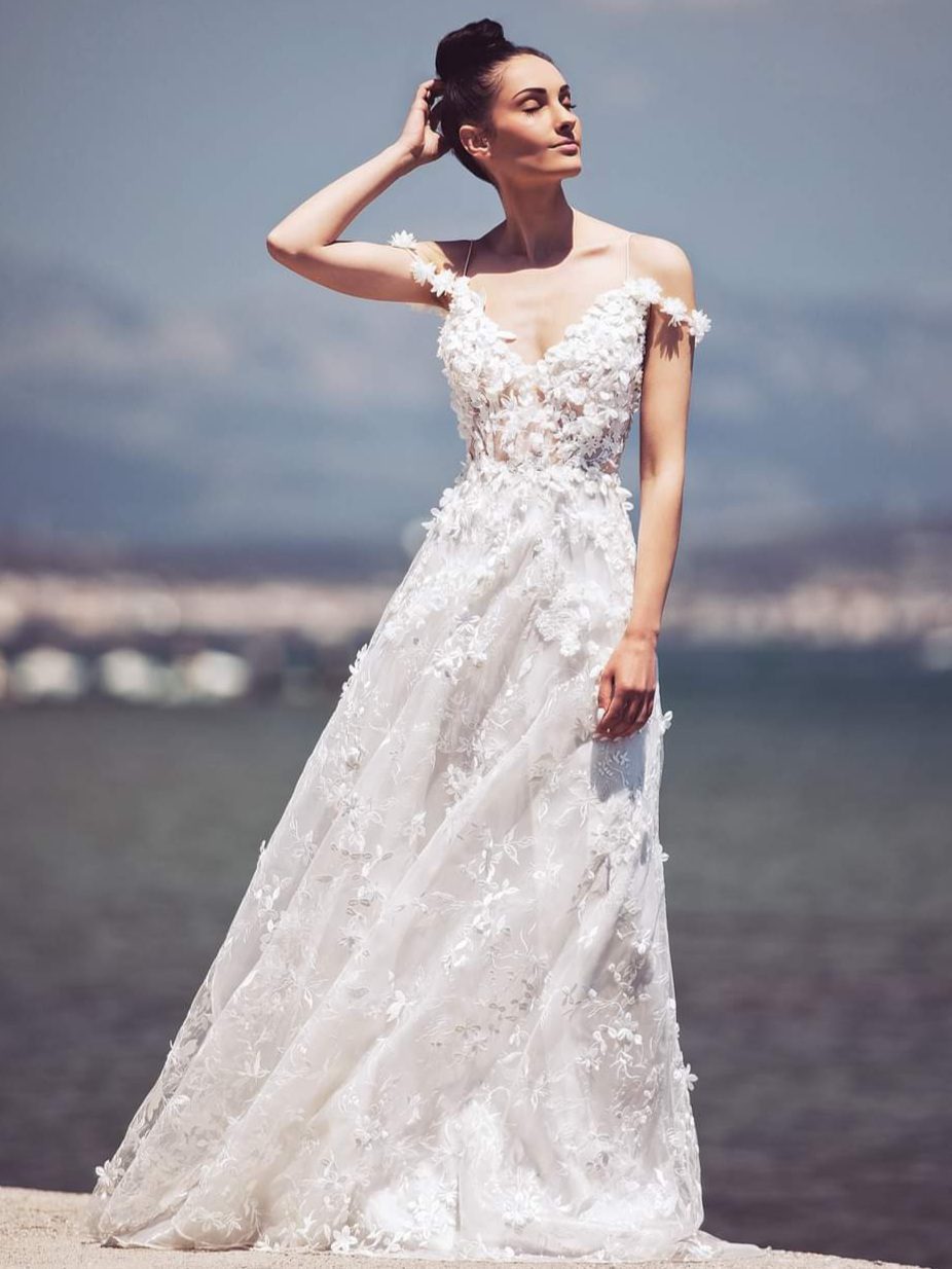 Ρομαντικό νυφικό σε Άλφα γραμμή ολοκέντητο με μεταξωτά λουλούδια