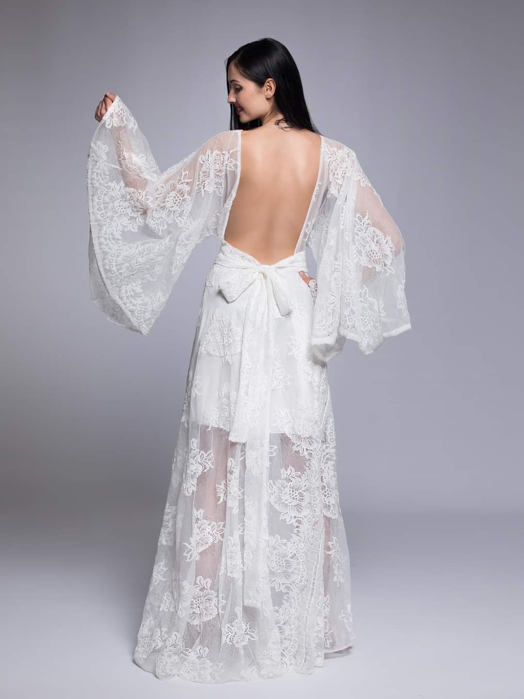 Boho νυφικό με γαλλική δαντέλα και εντυπωσιακή ανοιχτή πλάτη με φιόγκο.  Κοντό φόρεμα εσωτερικά και αέρινα φαρδιά μανίκια από δαντέλα. Ιδανικό και για νυφικό φόρεμα!