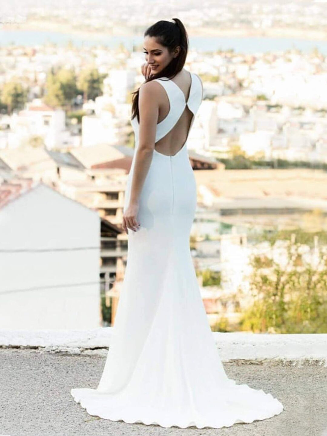 Εντυπωσιακό νυφικό σε ίσια γραμμή από κρεπ σατέν, εξώπλατο