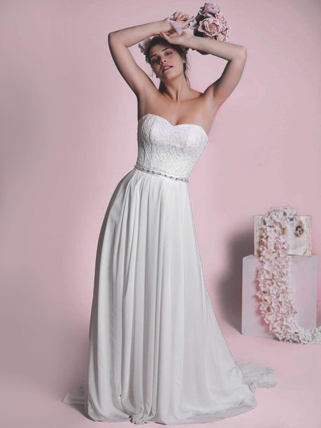 Στράπλες νυφικό με μεταξωτή φούστα και δαντελένιο μπούστο