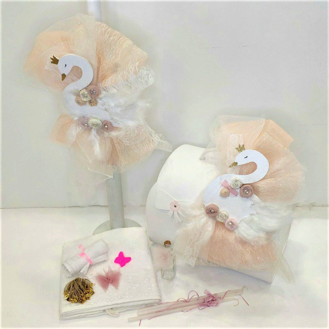 Πλήρες σετ βάπτισης για κορίτσι με θέμα τον κύκνο και δερμάτινη βαλίτσα