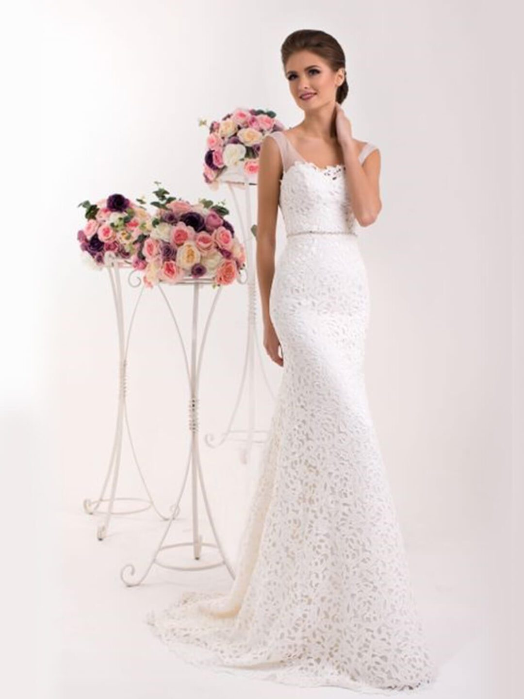 Γοργονέ νυφικό ολοκέντητο με γαλλική δαντέλα και διαφάνεια soleil στο μπούστο, διαφάνεια ραντάκι. Φούστα γοργόνας με μακριά ουρά.