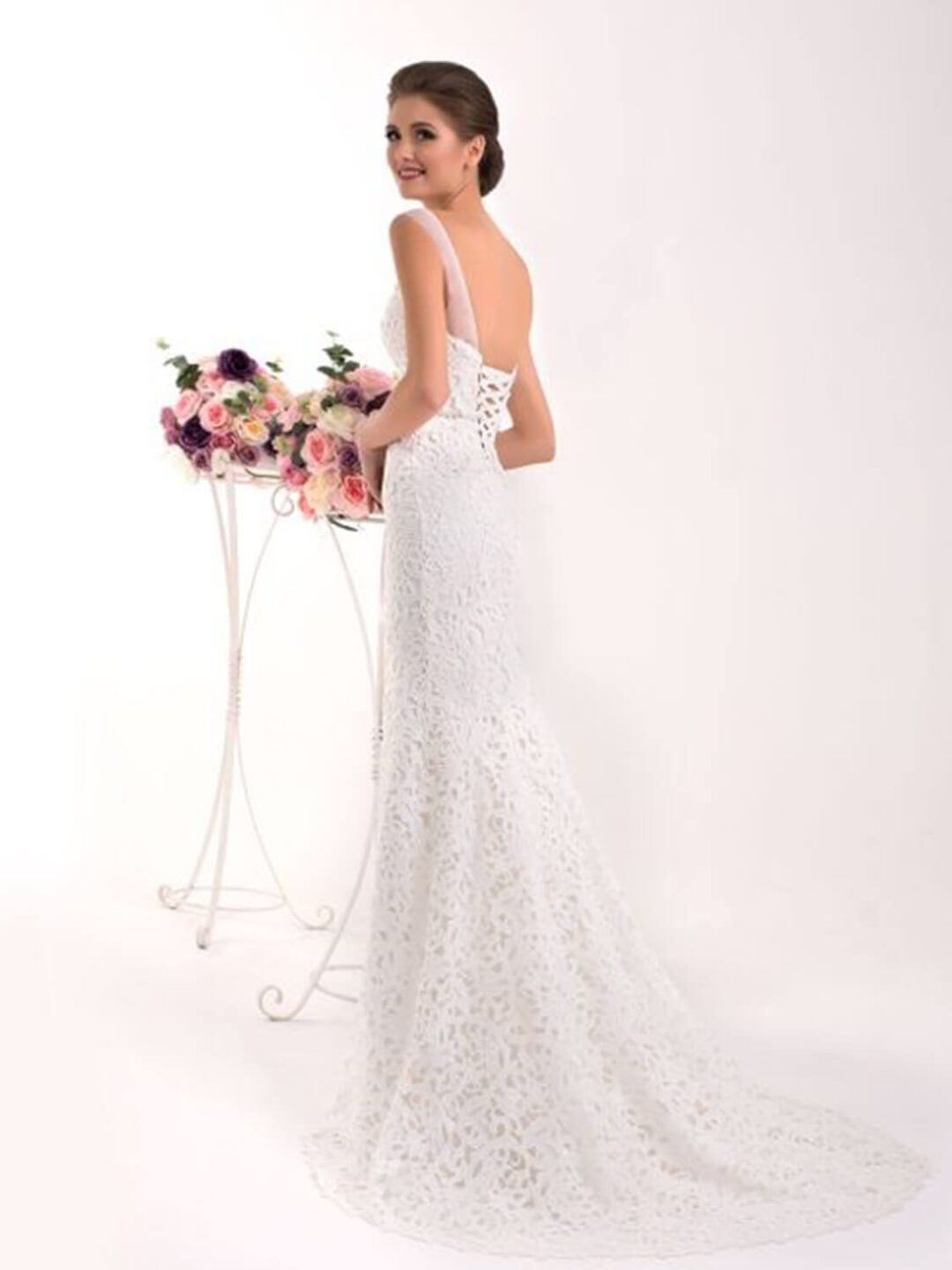 Γοργονέ νυφικό ολοκέντητο με γαλλική δαντέλα και διαφάνεια soleil στο μπούστο, διαφάνεια ραντάκι. Φούστα γοργόνας με μακριά ουρά.