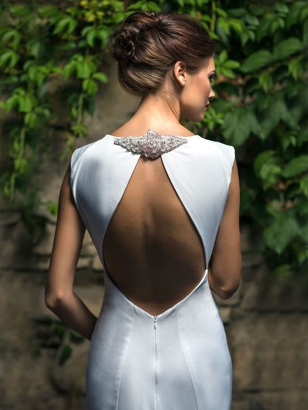 Ρομαντικό νυφικό σε Άλφα γραμμή με εντυπωσιακή πλάτη ανοιχτή σε σχήμα σταγόνας με δέσιμο ψηλά. Όλο από γαλλικό σατέν, με κλειστό μπούστο και εντυπωσιακή ουρά