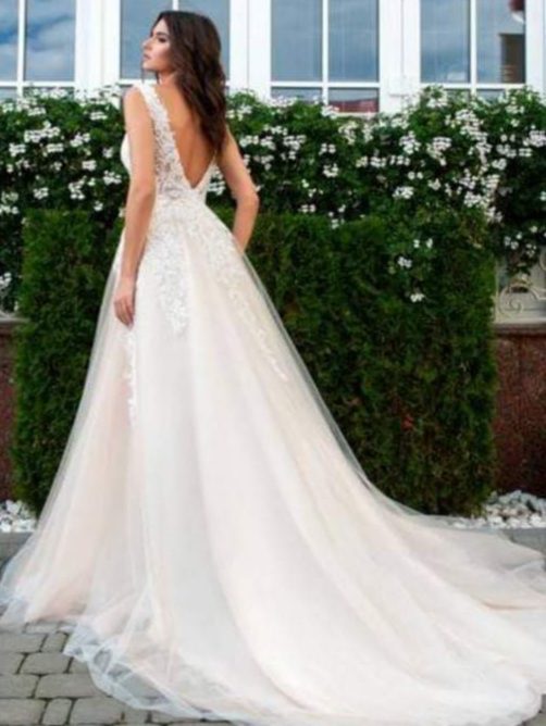 Εντυπωσιακό νυφικό σε Άλφα γραμμή με  μπούστο κεντημένο με  υπέροχη γαλλική δαντέλα και nude φούστα από γαλλικό τούλι, διακοσμημένη με δαντέλα κάτω από τη μέση. Υπέροχο μπούστο και πλάτη με βαθύ V. Ελληνικής ραφής