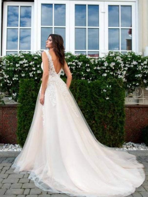 20210228_121847 Εντυπωσιακό νυφικό σε Άλφα γραμμή με μπούστο κεντημένο με υπέροχη γαλλική δαντέλα και nude φούστα από γαλλικό τούλι, διακοσμημένη με δαντέλα κάτω από τη μέση. Υπέροχο μπούστο και πλάτη με βαθύ V. Ελληνικής ραφής