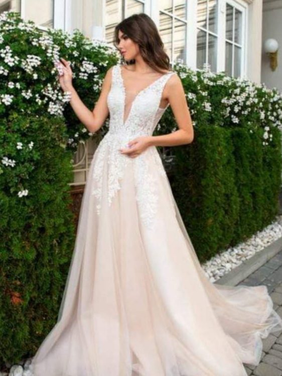 Εντυπωσιακό νυφικό σε Άλφα γραμμή με  μπούστο κεντημένο με  υπέροχη γαλλική δαντέλα και nude φούστα από γαλλικό τούλι, διακοσμημένη με δαντέλα κάτω από τη μέση. Υπέροχο μπούστο και πλάτη με βαθύ V. Ελληνικής ραφής