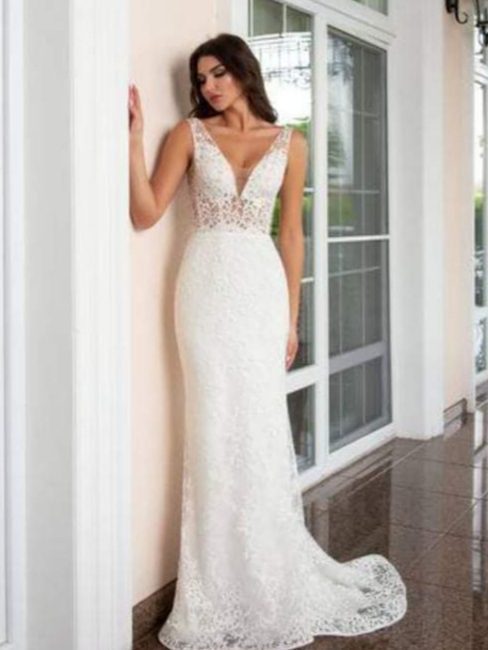 Εντυπωσιακό γοργονέ νυφικό ολοκέντητο με υπέροχη γαλλική δαντέλα. Υπέροχο μπούστο και πλάτη με βαθύ V.  Ένα μοναδικό νυφικό που αναδεικνύει τη θηλυκή σιλουέτα. Μπορεί να συνδυαστεί με μισή τούλινη φούστα με μακριά ουρά ως νυφικό και έπειτα να βγει εύκολα και να παραμείνει το φόρεμα για το υπόλοιπο της βραδιάς. Ελληνικής ραφής