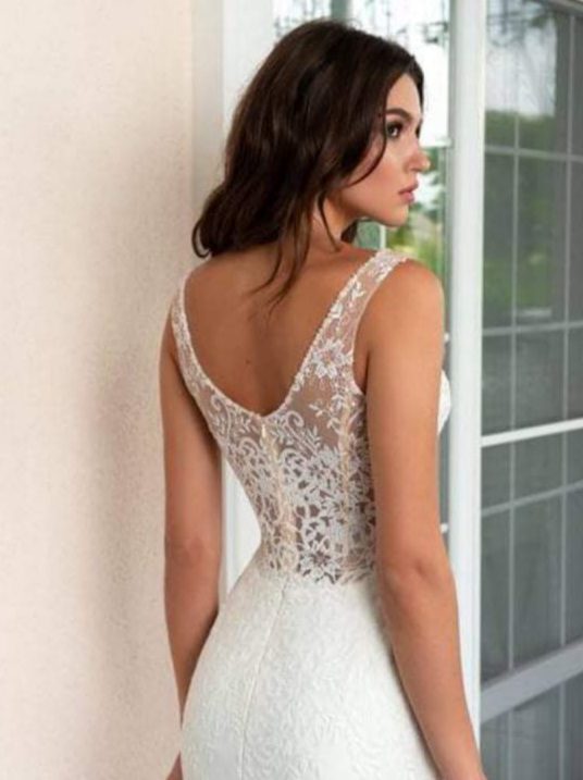 20210228_121954 Εντυπωσιακό γοργονέ νυφικό ολοκέντητο με υπέροχη γαλλική δαντέλα. Υπέροχο μπούστο και πλάτη με βαθύ V. Ένα μοναδικό νυφικό που αναδεικνύει τη θηλυκή σιλουέτα. Μπορεί να συνδυαστεί με μισή τούλινη φούστα με μακριά ουρά ως νυφικό και έπειτα να βγει εύκολα και να παραμείνει το φόρεμα για το υπόλοιπο της βραδιάς. Ελληνικής ραφής