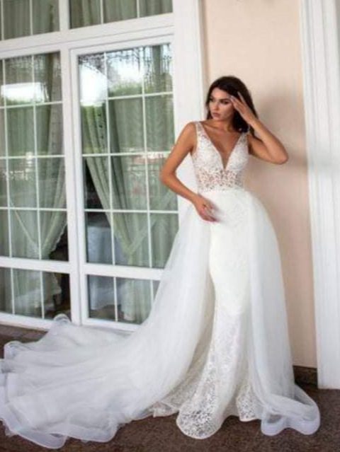 Εντυπωσιακό γοργονέ νυφικό ολοκέντητο με υπέροχη γαλλική δαντέλα. Υπέροχο μπούστο και πλάτη με βαθύ V.  Ένα μοναδικό νυφικό που αναδεικνύει τη θηλυκή σιλουέτα. Μπορεί να συνδυαστεί με μισή τούλινη φούστα με μακριά ουρά ως νυφικό και έπειτα να βγει εύκολα και να παραμείνει το φόρεμα για το υπόλοιπο της βραδιάς. Ελληνικής ραφής