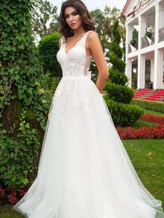 Ρομαντικό νυφικό σε Άλφα γραμμή με  μπούστο κεντημένο με  υπέροχη γαλλική δαντέλα και φούστα από γαλλικό τούλι, διακοσμημένη με δαντέλα κάτω από τη μέση. Μπούστο V, ραντάκι από δαντέλα και ανοιχτή πλάτη. Ελληνικής ραφής