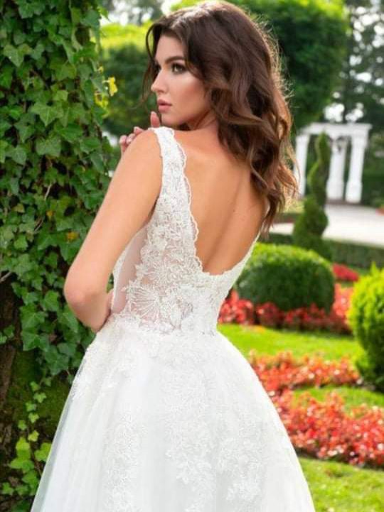 20210228_122107 Ρομαντικό νυφικό σε Άλφα γραμμή με μπούστο κεντημένο με υπέροχη γαλλική δαντέλα και φούστα από γαλλικό τούλι, διακοσμημένη με δαντέλα κάτω από τη μέση. Μπούστο V, ραντάκι από δαντέλα και ανοιχτή πλάτη. Ελληνικής ραφής