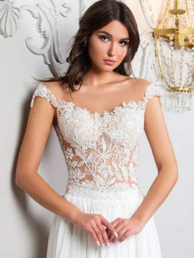 Μεταξωτό νυφικό με tatoo effect μπούστο από υπέροχη γαλλική δαντέλα και φούστα από μεταξωτή μουσελίνα. Μοναδικό νυφικό σε αέρινη γραμμή. Ελληνικής ραφής