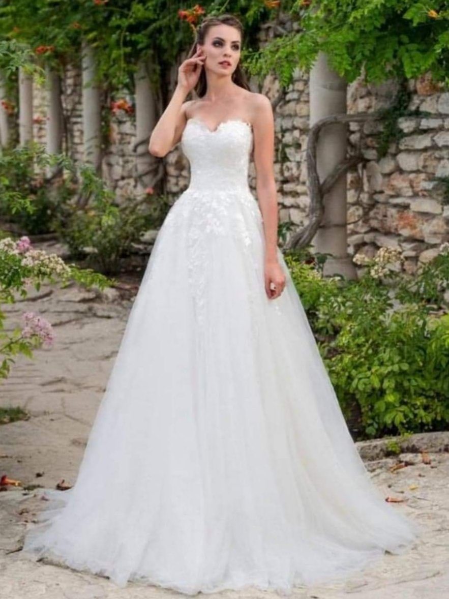 Ρομαντικό νυφικό σε Άλφα γραμμή με κεντημένο μπούστο από υπέροχη γαλλική δαντέλα και φούστα από πλούσιο γαλλικό τούλι. Μπούστο στράπλες όπου μπορούμε να προσαρμόσουμε τιραντάκι. Ελληνικής ραφής