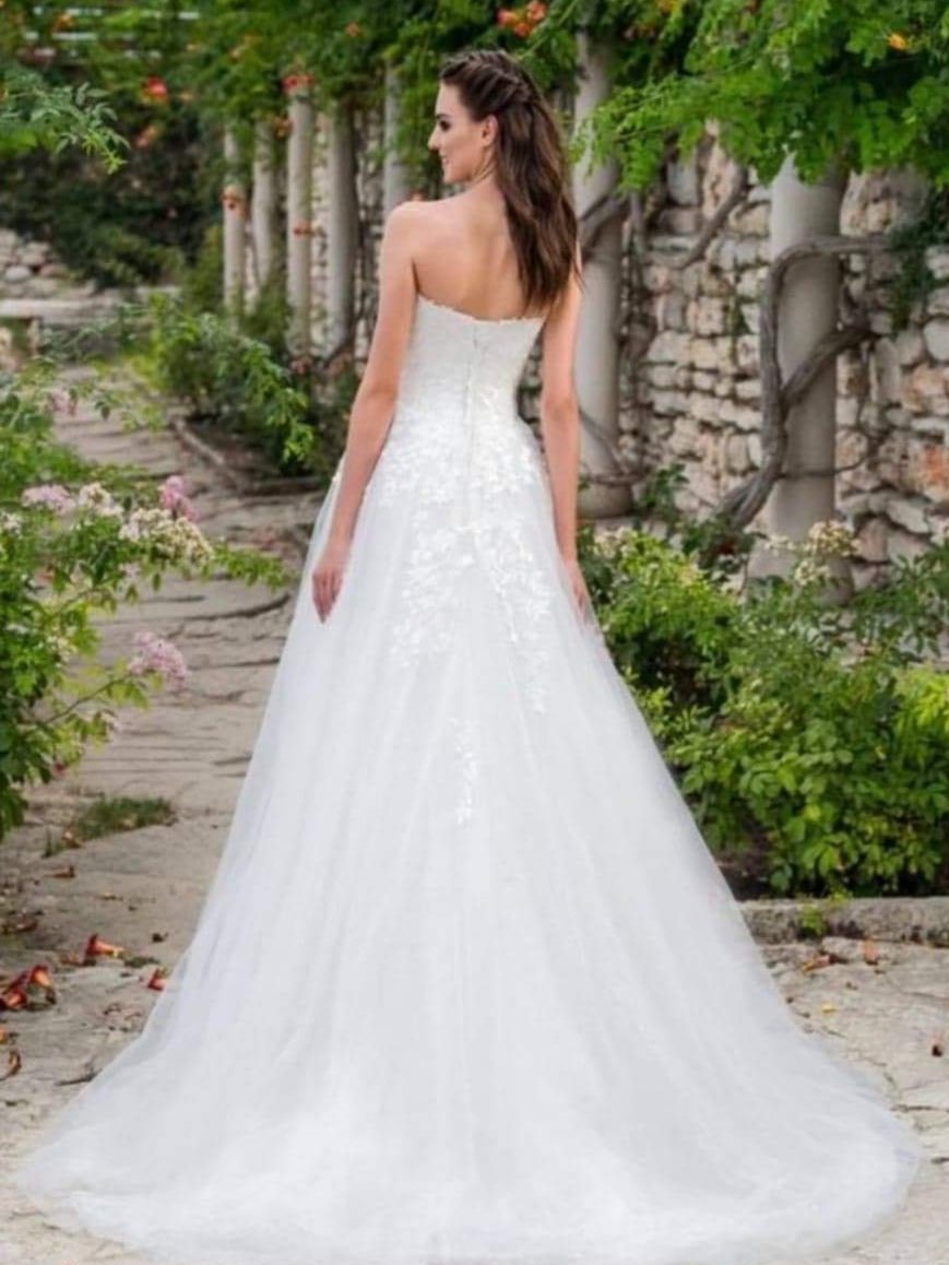 Ρομαντικό νυφικό σε Άλφα γραμμή με κεντημένο μπούστο από υπέροχη γαλλική δαντέλα και φούστα από πλούσιο γαλλικό τούλι. Μπούστο στράπλες όπου μπορούμε να προσαρμόσουμε τιραντάκι. Ελληνικής ραφής