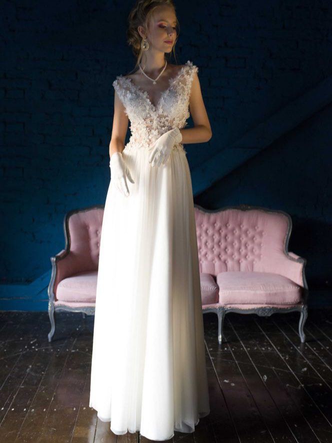 20210304_101342 Μεταξωτό νυφικό σε ίσια γραμμή , με φούστα από μεταξωτή μουσελίνα. Με υπέροχο ολοκέντητο μπούστο με 3D μεταξωτά χειροποίητα λουλούδια, που καταλήγει σε βαθύ V στην πλάτη και το μπούστο. Αέρινη γραμμή. Ελληνικής ραφής